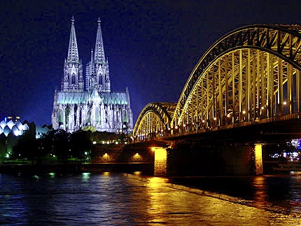 FoxRecall AI Analyseansicht mit Kölner Dom